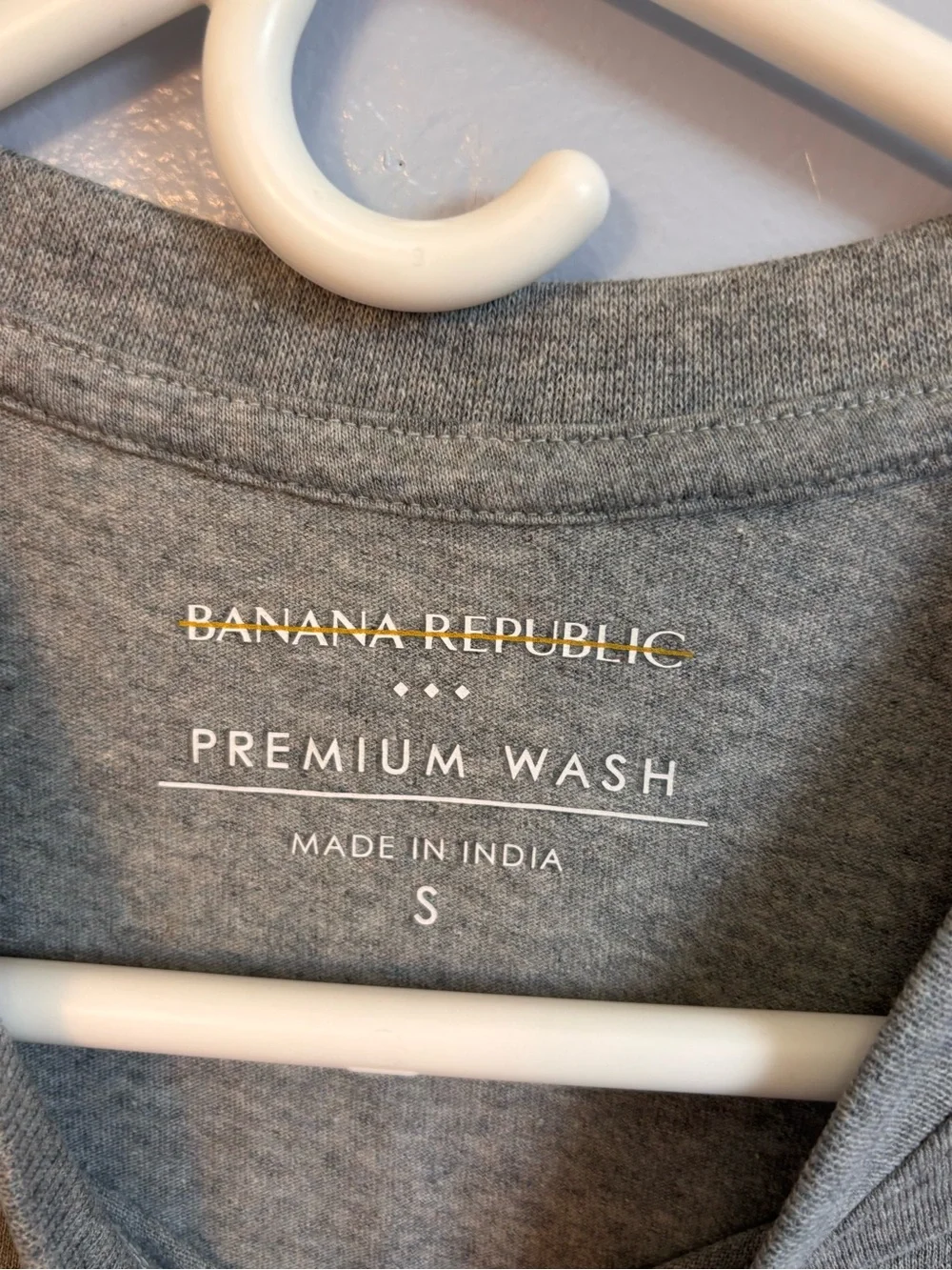 Banana Republic Gray Graphic Logo Crew Neck Tee. NWOT. Sz S.